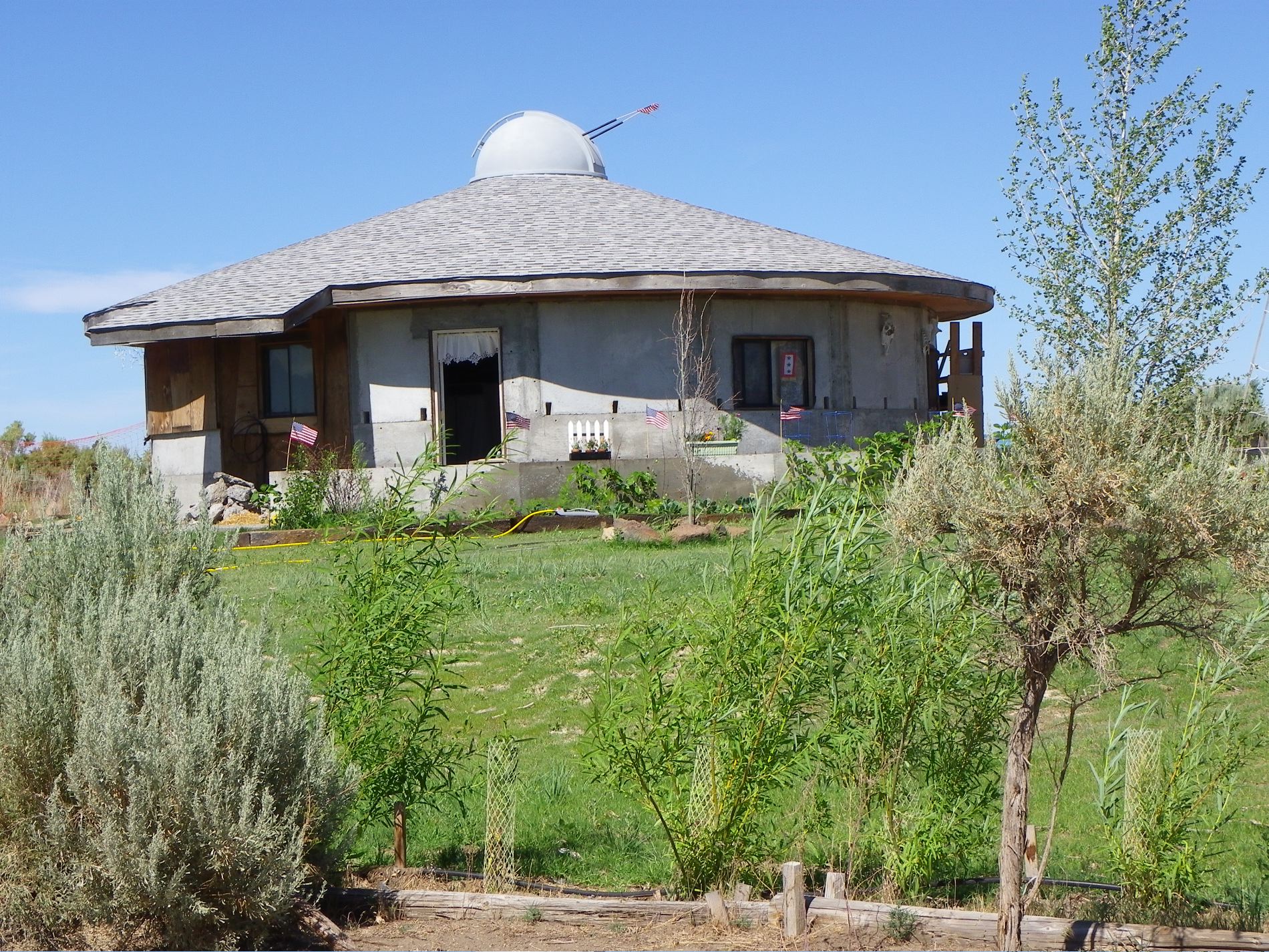 It does have a house with a gun turret on top!